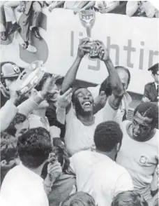  ?? / FOTO: EFE ?? Pelé, el Rey, sostiene la copa Jules Rimet tras haberse consagrado campeón en México 1970.