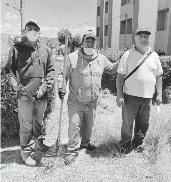  ?? /EDUARDO TLACHI ?? Los vecinos colaboran para reparar los servicios básicos en El Sabinal, ante la falta de apoyos