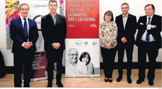  ?? M.G. ?? Los doctores Francisco Javier Escalada y Joan Antoni Vallès junto a Miriam Rubio de Santos, Juan Francisco Perán y Álvaro Hidalgo.