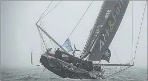  ??  ?? Le skippeur Fabrice Amedeo a embarqué deux capteurs sur son bateau.