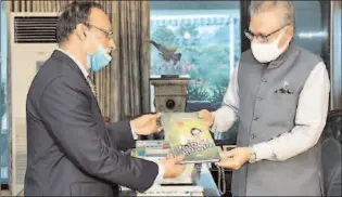  ?? ISLAMABAD
-APP ?? Senior Journalist,Amjad Aziz Malik presenting his book titled 'Khyber Pakhtunkhw­a Aur Cricket 70 Years' to President, Dr Arif Alvi at Aiwan-e-Sadr.