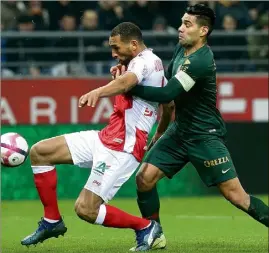  ?? (Photo AFP) ?? Abdelhamid (Reims) qui devance Falcao... L’ASM ne s’en sort pas.