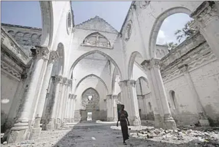  ?? Reuters/Feisal Omar ?? La catedral católica de Mogadiscio arrasada y convertida, en parte, en un vertedero