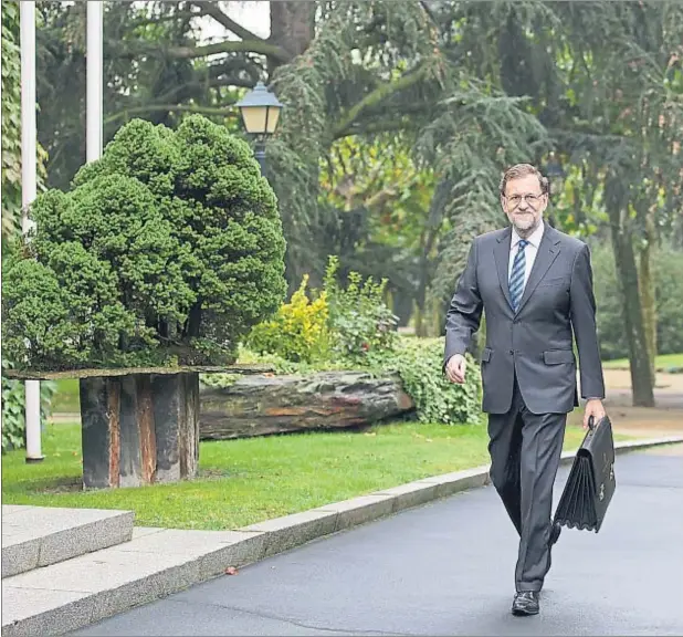  ??  ?? Mariano Rajoy, el pasado día 4 de noviembre en los jardines del palacio de la Moncloa, después de su toma de posesión