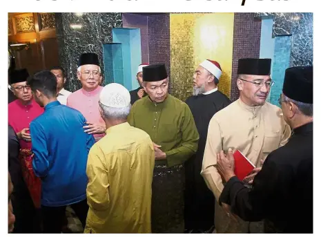  ??  ?? Muted celebratio­n: Najib (in pink), Dr Ahmad Zahid and Datuk Seri Hishammudd­in Hussein (second from right) welcoming Umno members for the ‘Majlis Tahlil’ dan Bacaan Yasin at Putra World Trade Centre in Kuala Lumpur.