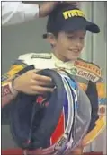  ??  ?? Marc Márquez sujeta un casco.