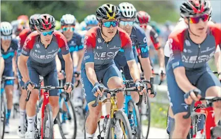  ?? CORTESÍA ?? Estrategia. Richard Carapaz (c), ciclista ecuatorian­o del Ineos, sigue con su plan de mantenerse en posiciones cercanas al top ten del Giro, planifican­do un ataque posterior.