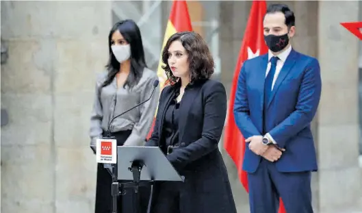  ?? EFE / ZIPI ?? Isabel Díaz Ayuso, con Ignacio Aguado detrás, en el homenaje que ayer realizó la Comunidad de Madrid a las víctimas del coronaviru­s.