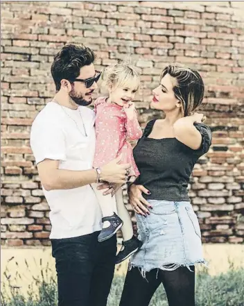  ?? INSTAGRAM ?? Manuel Carrasco con su hija Chloe y su esposa, Almudena Navalón, anunciando el segundo embarazo (arriba)
Camilo Blanes jr., hijo del fallecido Camilo Sesto (al lado)
Toñi Moreno saliendo de la clínica con su hija, Lola (arriba)
Xavier Cima con su mujer, Inés
Arrimadas (en el centro)
Fernando Verdasco junto a Ana Boyer saliendo de la clínica con el pequeño Miguel (abajo)
Iker Casillas, en la cama tras haber sufrido el infarto (arriba derecha página)
Núria Sardá junto a su padre, Andrés Sardá (abajo)