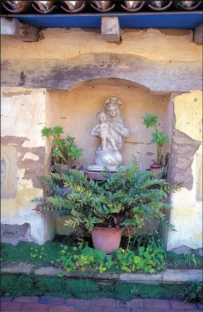  ??  ?? Niches in architectu­re are traditiona­l places for garden shrines integrated into the existing material palette.