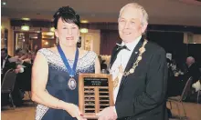  ??  ?? Mayor Simon Green picked up the tourism award from Scarboroug­h Hospitalit­y Associatio­n president Shirley Smith on behalf of Don Robinson.