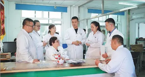  ?? PHOTOS PROVIDED TO CHINA DAILY ?? Lilia Anatolievn­a Popova talks with young physicians at Daqing Ophthalmic Hospital in Heilongjia­ng province.