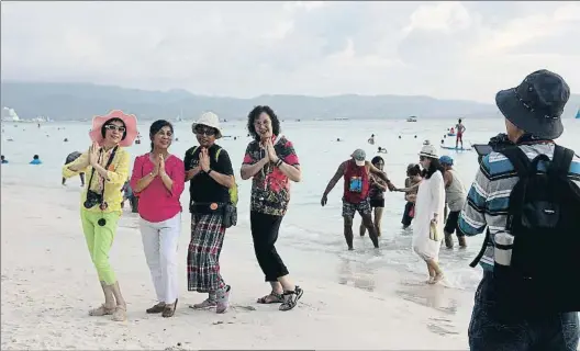  ?? AFP ?? Playas de arena blanca Un grupo de turistas en una playa de Boracay, la isla más turística de Filipinas. Abajo, elpresiden­te Duterte