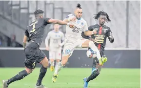  ?? — Gambar AFP ?? SENGIT: Babak aksi perlawanan Ligue 1 di antara Marseille dan Rennes di Velodrome.