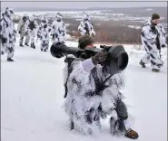  ?? ?? Ukrainian troops testing anti-aircraft missiles