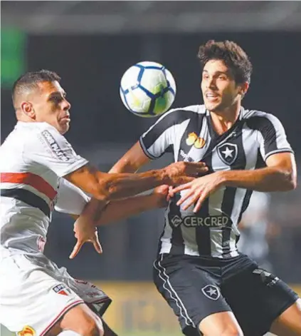  ?? ALEX SILVA/ESTADAO ?? Igor Rabello disputa a jogada com o Diego Souza: exposto, Fogão não fez um bom jogo diante do São Paulo