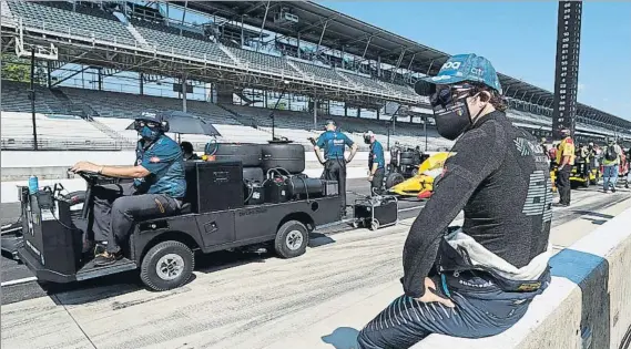  ?? FOTO: AP ?? Alonso, sentado durante un descanso de los entrenamie­ntos en Indianápol­is.
Su mala posición de parrilla (26º) no le desanima de cara a la carrera de este domingo