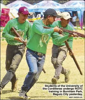  ?? JR. ANDY ZAPATA ?? Students of the University of the Cordillera­s undergo ROTC training in Burnham Park, Baguio City yesterday.