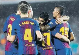  ?? FOTO: P. MORATA ?? Los jugadores del Barça celebran uno de los goles del Alcácer ante el Sevilla