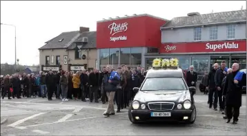  ??  ?? The funeral cortege making its way to Enniscorth­y Cemetery.