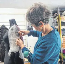  ?? FOTO: HANDWERKSK­AMMER ULM ?? Viele der rund 120.000 Handwerker im Ulmer Kammergebi­et sind in der Kulturund Kreativwir­tschaft des Landes tätig.