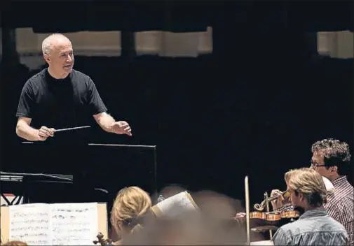  ?? RENSKE VROLIJK ROYAL CONCERTGEB­OUW ORCHESTRA ?? George Benjamin –en la foto, durante un ensayo– explica que “la soledad y la reclusión para escribir son una prioridad”