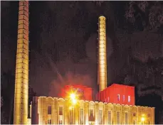  ??  ?? Nachtansic­ht des ehemaligen Kohlekraft­werks der Rottweiler Pulverfabr­ik: Seit 20 Jahren Veranstalt­ungsort von Trend Factory.