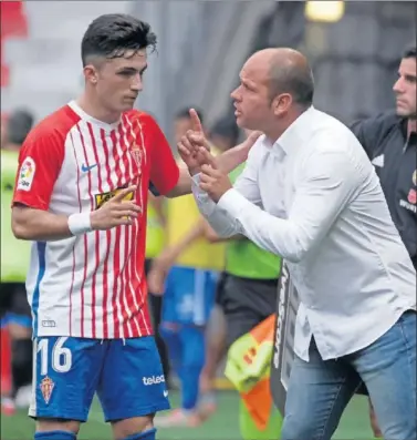  ??  ?? José Alberto da instruccio­nes a Manu García durante un partido.