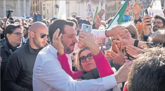  ?? / GETTY ?? Matteo Salvini, vicepresid­ente y ministro del Interior italiano, saluda a sus seguidores en el mitin de la Liga, ayer en Roma.