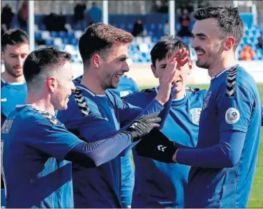  ??  ?? Los jugadores del AFC Slutsk celebran un gol en la liga bielorrusa.