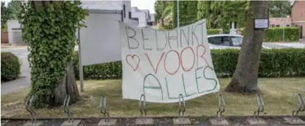  ?? FOTO JOREN DE WEERDT ?? De bewoners van woonzorgce­ntra bedanken Manu Lemeur voor zijn gratis foto’s.