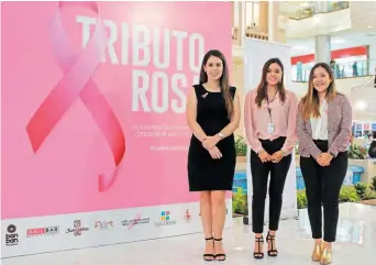  ??  ?? Contra el cáncer de mama. Representa­ntes de Almacenes Simán y Estée Lauder Companies, en el evento “Tributo Rosa”.