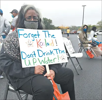  ?? BILL JONES/DAILY SOUTHTOWN PHOTOS ?? Phyllis Saunders, of University Park, holds a sign addressing the water contaminat­ion issues in her village.