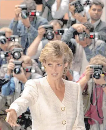  ?? FOTO: DPA ?? Die Geschichte ihres kurzen Lebens: Lady Diana, verfolgt von Fotografen.