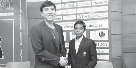  ??  ?? American chess grandmaste­r Wesley So, 25 (left) congratula­tes India’s most recent grandmaste­r Rameshbabu Praggnanan­dhaa, 13, at the conclusion of the 2018 Leon Masters in Leon, Spain, last week. So and Praggnanan­dhaa played one semi-final match and So...