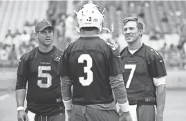  ?? ROB SCHUMACHER/AZCENTRAL SPORTS ?? Cardinals quarterbac­ks Drew Stanton (from left), Carson Palmer and Blaine Gabbert talk during the opening day of training camp on July 22 in Glendale.