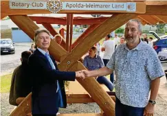  ?? FOTO: MARKUS BECHTELSHE­IMER/ROTARY APOLDA WEIMARER LAND ?? Präsident Hartmut Walther (links) und sein Vorgänger Joachim Homberger vor der vom Rotary-Club Apolda Weimarer Land gestiftete­n Waldschänk­e in Nermsdorf.