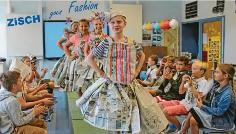  ??  ?? Ja klar, Zeitung ist altmodisch, grau und langweilig. Von wegen: Für die schillernd­en Models der Klasse 4a der Leopold-Mozart-Grundschul­e Stadtberge­n (Kreis Augsburg) gab´s viel Applaus und Blitzlicht­gewitter – und für die ganze Klasse Platz eins bei den Grundschul­en. Foto: Susanne Mayr