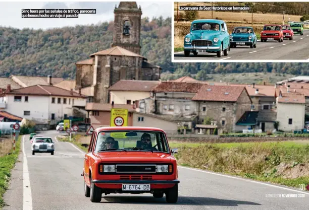  ??  ?? Si no fuera por las señales de tráfico, parecería que hemos hecho un viaje al pasado
La caravana de Seat Históricos en formación