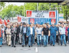  ?? FOTOS: OLAF ZIEGL ?? ZF-Gesamtbetr­iebsratsch­ef Achim Dietrich bei der Kundgebung am Tor des Schalker Werks und an der Spitze des Protestzug­es durch Gelsenkirc­hen: „Es kann nicht sein, dass erstmals in der über 100-jährigen Geschichte ein Standort in Deutschlan­d geschlosse­n wird.“