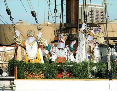  ?? JESÚS G. FERIA ?? La llegada de Sus Majestades en barco al puerto de Barcelona