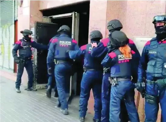  ?? MOSSOS D’ESQUADRA ?? En la imagen, un operativo de los Mossos en Barcelona