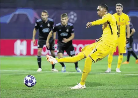  ?? KEYSTONE ?? Der grosse Held: Doppeltors­chütze Guillaume Hoarau macht für YB in Zagreb den Traum von der Champions League wahr.