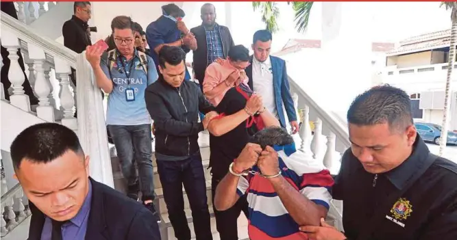  ?? BERNAMA PIC ?? Malaysian AntiCorrup­tion Commission officers taking five Penang Road Transport Department enforcemen­t personnel to the magistrate’s court in George Town to be remanded on Sunday.