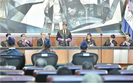  ?? FÉLIX DE LA CRUZ ?? El presidente de la Suprema Corte, Luis Henry Molina, pronuncia el discurso con motivo del Día del Poder Judicial.