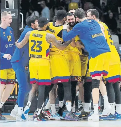  ?? FOTO: EFE ?? Euforia de los jugadores del Barça al final del partido.
Todos acudieron a felicitar a Mirotic por su genial canasta decisiva