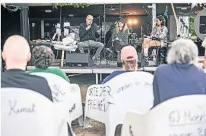  ?? ?? Konzert und Aktionen erlebte das Publikum auch auf dem Schulhof des Gymnasiums in den Filder Benden.