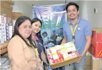  ??  ?? St. Jude Hospital representa­tive Portia Lacandola (left) receives the medicines from MSD personnel Loren Christophe­r Dean Gilbas.