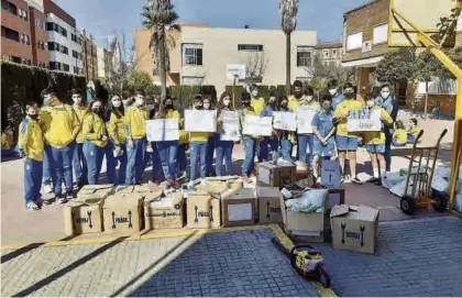  ?? CÓRDOBA ?? Alumnos del colegio Séneca con el material higiénico-sanitario reunido para la asociación Resurgir.