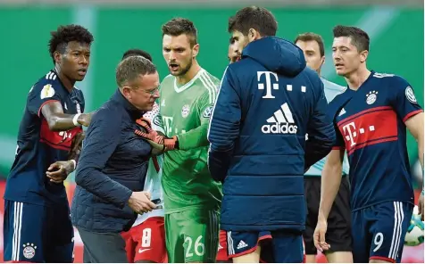  ?? Foto: Witters ?? Rudelbildu­ng mit Ralf Rangnick: Die Bayern Profis (von links) David Alaba, Torwart Sven Ulreich, Javi Martinez und Robert Lewandowsk­i streiten mit dem Leipziger Sport direktor beim Gang in die Kabine.